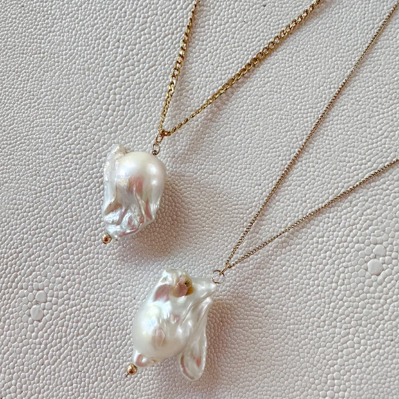 Dainty Chain Necklace for Elegant Look-Baroque Pearl Necklace